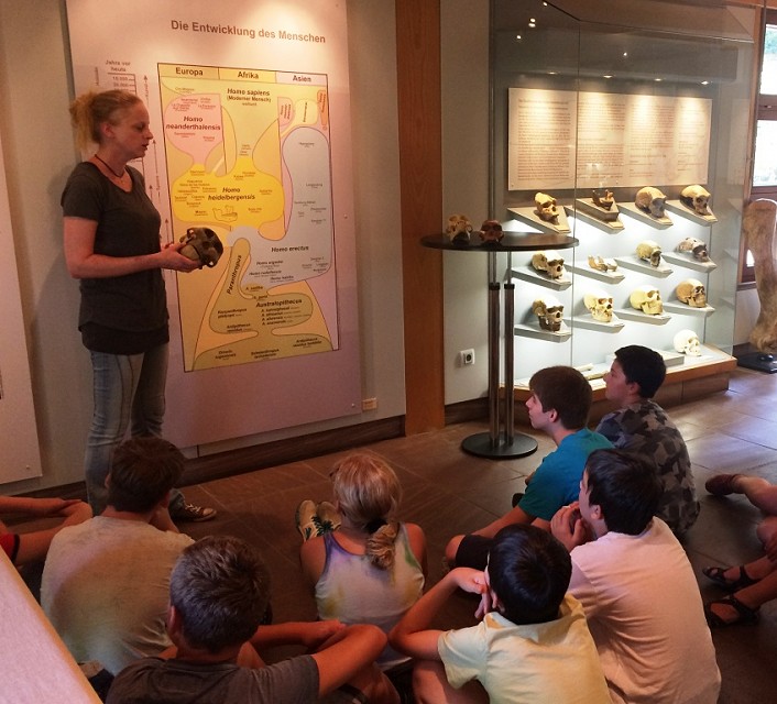 Dr. Kristina Eck spricht vor Teilnehmenden.